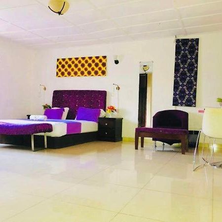 Zunox Guest House Freetown Esterno foto