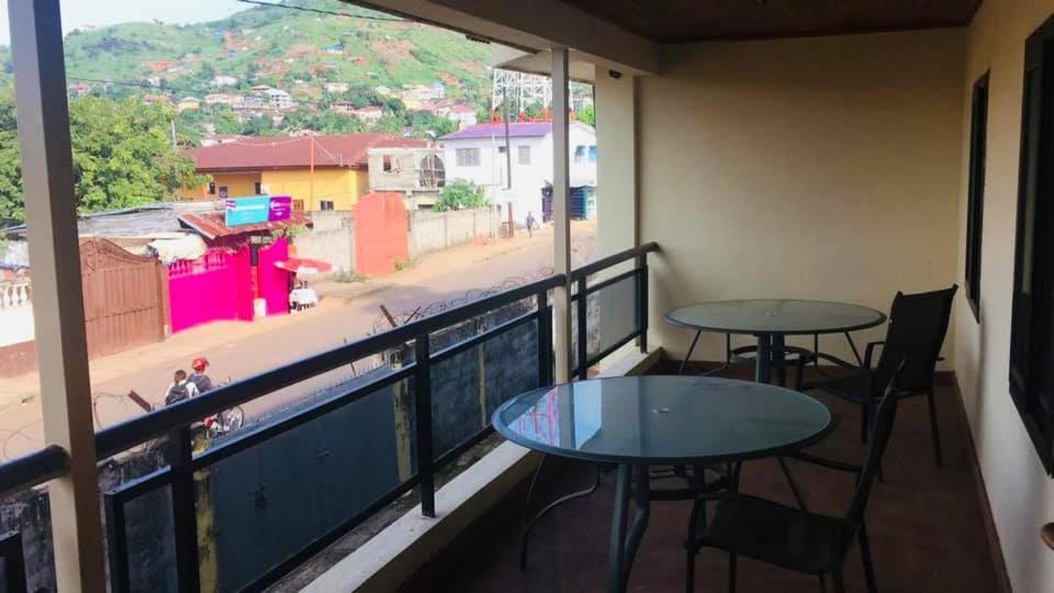 Zunox Guest House Freetown Esterno foto