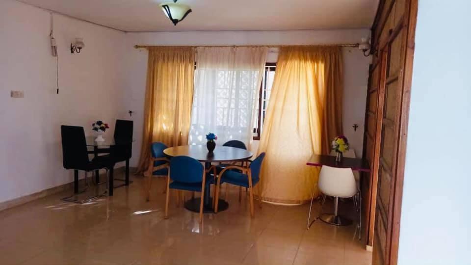 Zunox Guest House Freetown Esterno foto