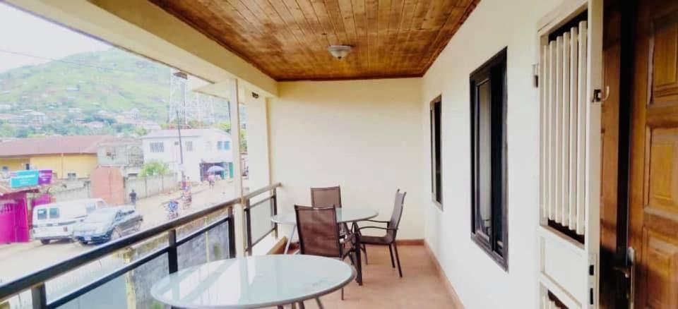 Zunox Guest House Freetown Esterno foto