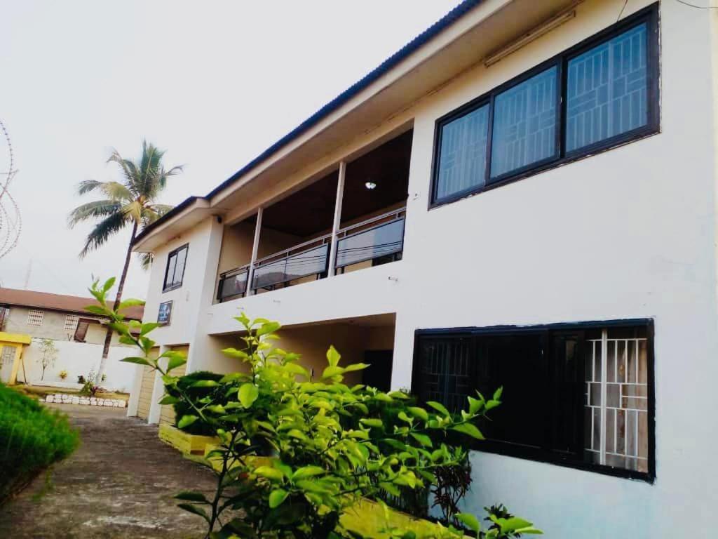 Zunox Guest House Freetown Esterno foto
