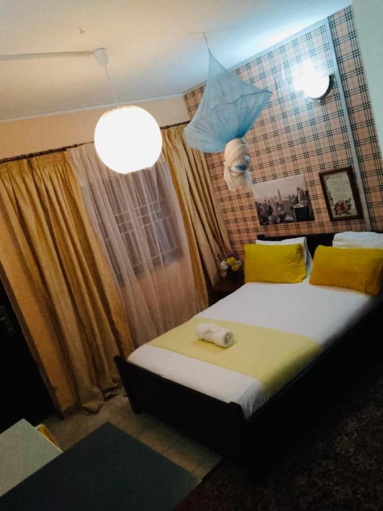Zunox Guest House Freetown Esterno foto