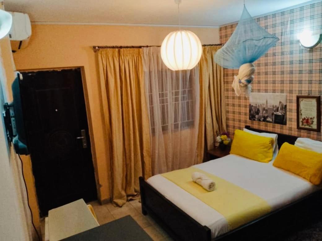 Zunox Guest House Freetown Esterno foto