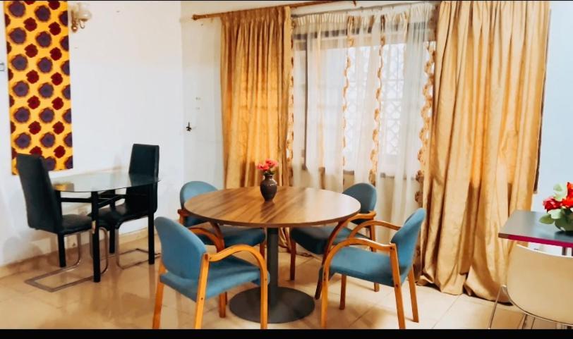 Zunox Guest House Freetown Esterno foto