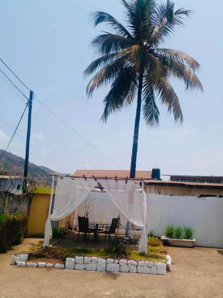 Zunox Guest House Freetown Esterno foto