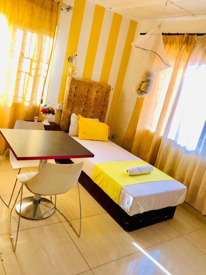 Zunox Guest House Freetown Esterno foto