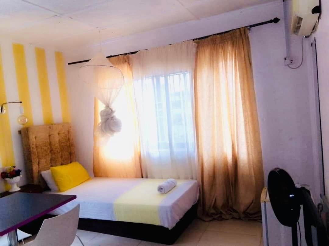 Zunox Guest House Freetown Esterno foto