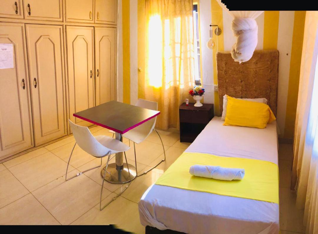 Zunox Guest House Freetown Esterno foto