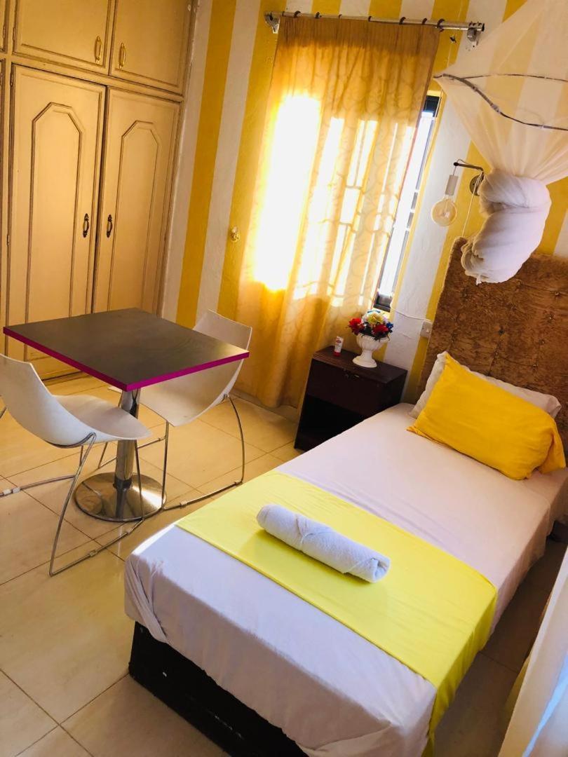 Zunox Guest House Freetown Esterno foto