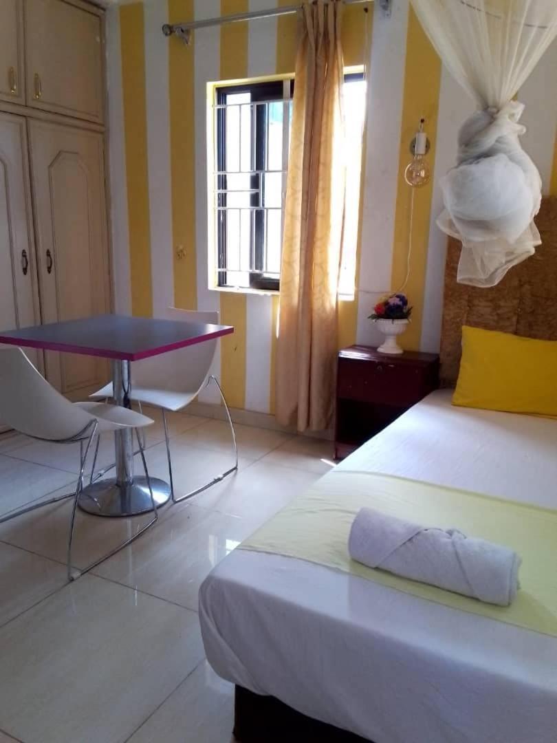 Zunox Guest House Freetown Esterno foto