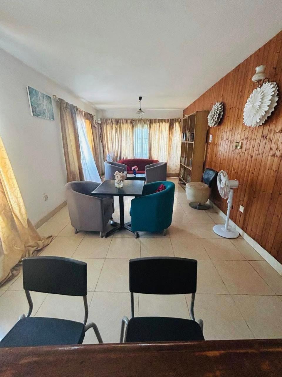 Zunox Guest House Freetown Esterno foto
