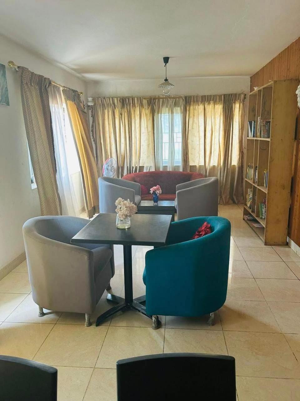 Zunox Guest House Freetown Esterno foto