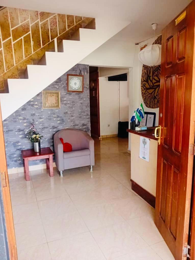 Zunox Guest House Freetown Esterno foto