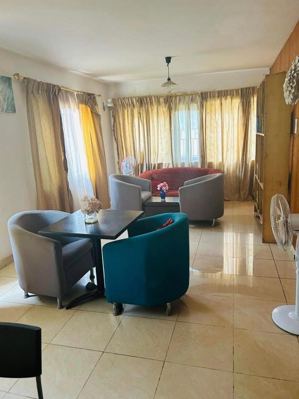 Zunox Guest House Freetown Esterno foto